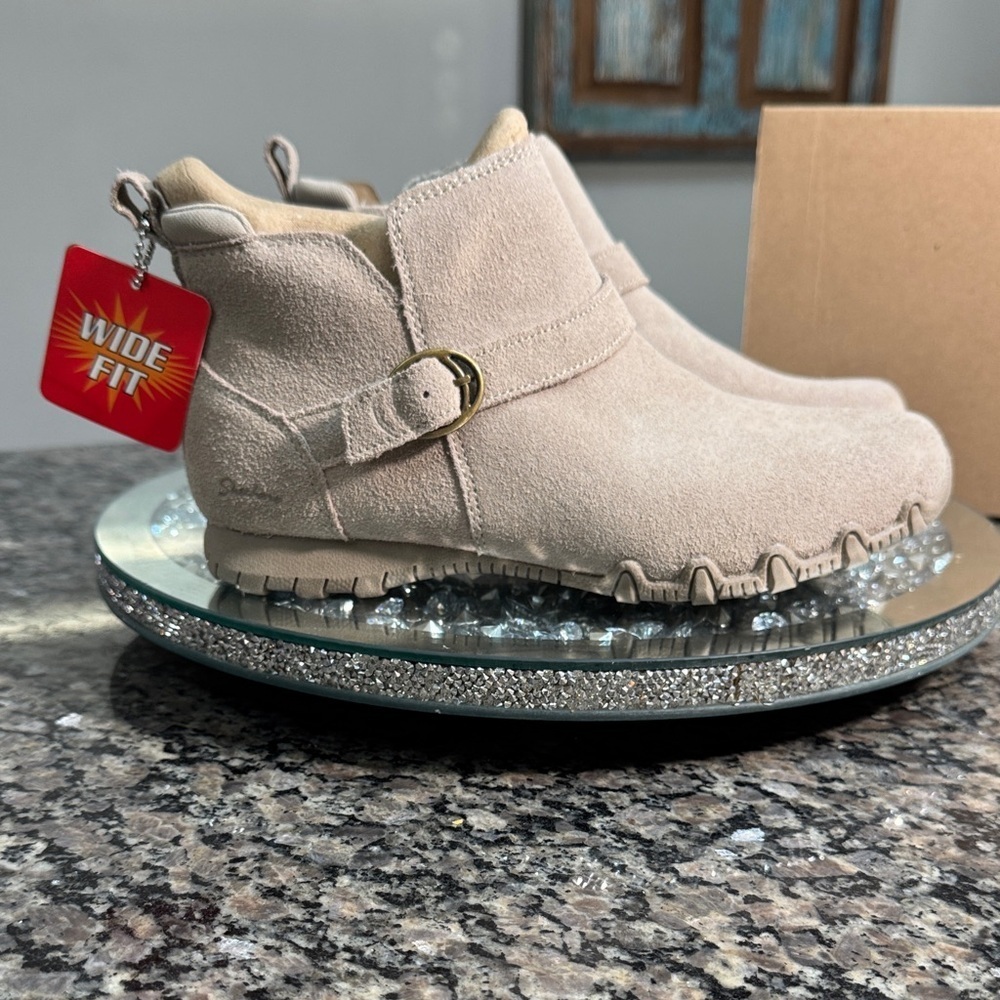 Skechers Suede Ankle Boots 6.5 Wide NEW